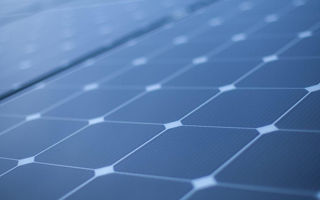 ¿Por qué mis placas solares no funcionan durante un apagón? La importancia de contar con un sistema de backup